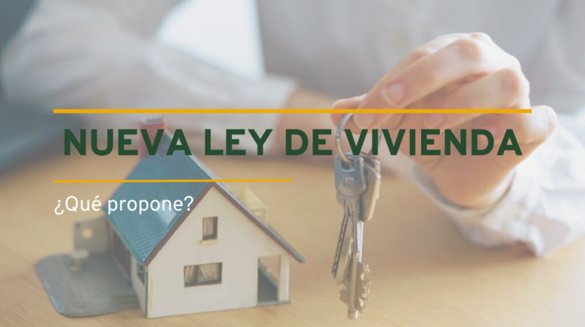 Mujer sujetando unas llaves con una casa en miniatura en la izquierda.